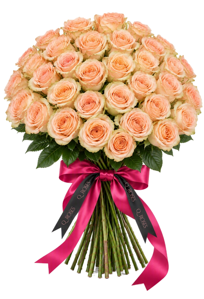 Ramo Elegance 50 com rosas pêssego premium e laço QRoses