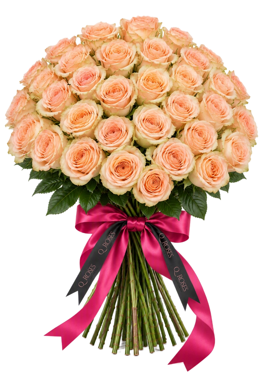 Ramo Elegance 50 com rosas pêssego premium e laço QRoses