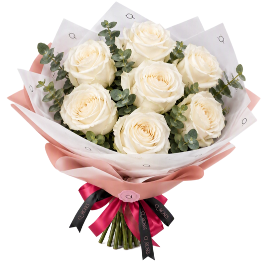Ramo Essential com rosas brancas e laço QRoses