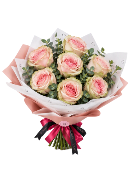 Ramo Essential com rosas cor-de-rosa e laço QRoses