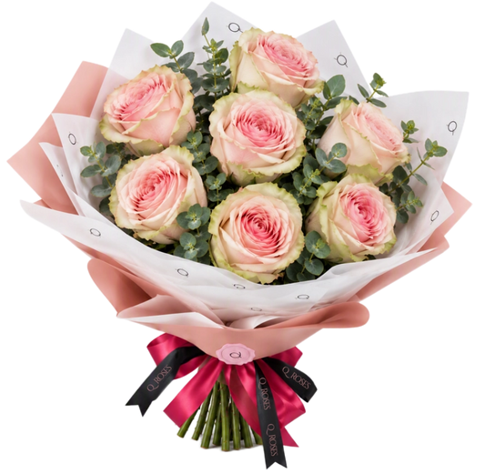 Ramo Essential com rosas cor-de-rosa e laço QRoses