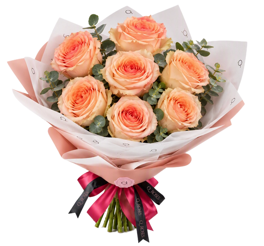 Ramo Essential com rosas pêssego e laço QRoses