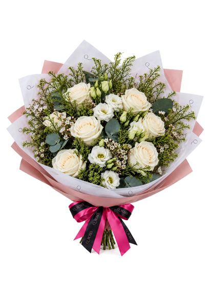 Ramo misto QRoses com rosas brancas, lisianthus branco, wax flower, lepidium e eucalipto