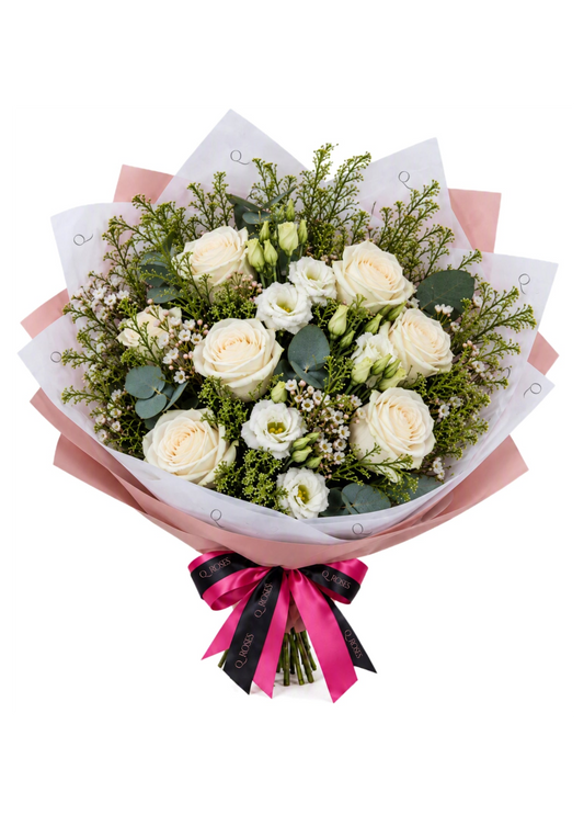 Ramo misto QRoses com rosas brancas, lisianthus branco, wax flower, lepidium e eucalipto