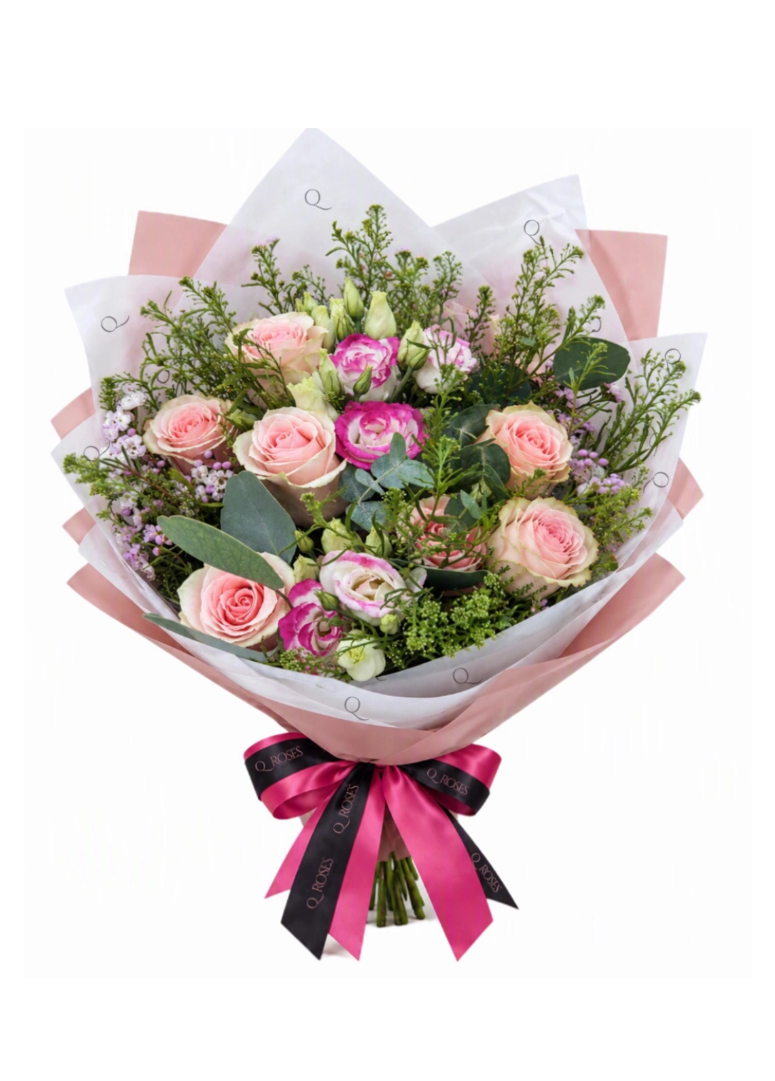 Ramo misto QRoses com rosas cor de rosa, lisianthus branco e rosa, wax flower, lepidium e eucalipto