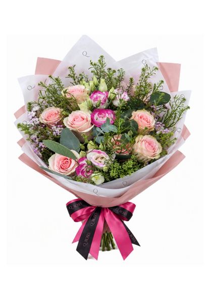 Ramo misto QRoses com rosas cor de rosa, lisianthus branco e rosa, wax flower, lepidium e eucalipto
