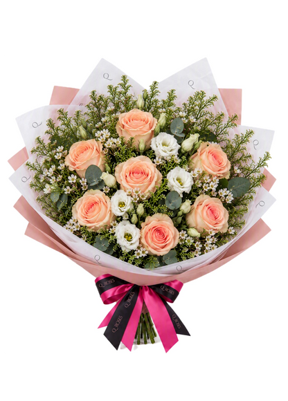 Ramo misto QRoses com rosas pêssego, lisianthus branco, wax flower, lepidium e eucalipto