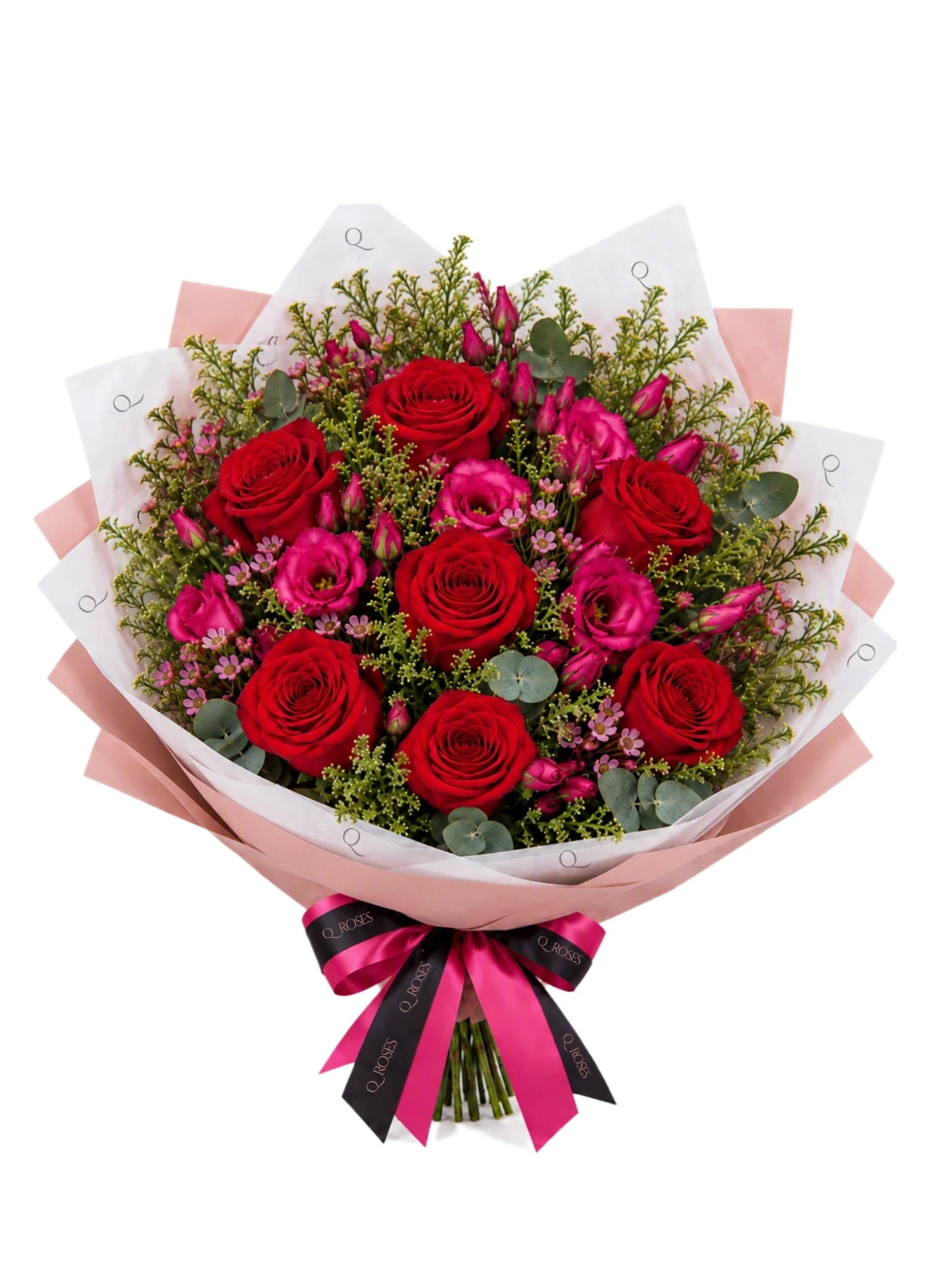 Ramo misto QRoses com rosas vermelhas, lisianthus fúcsia, wax flower, lepidium e eucalipto