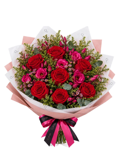Ramo misto QRoses com rosas vermelhas, lisianthus fúcsia, wax flower, lepidium e eucalipto