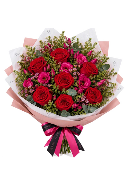 Ramo misto QRoses com rosas vermelhas, lisianthus fúcsia, wax flower, lepidium e eucalipto