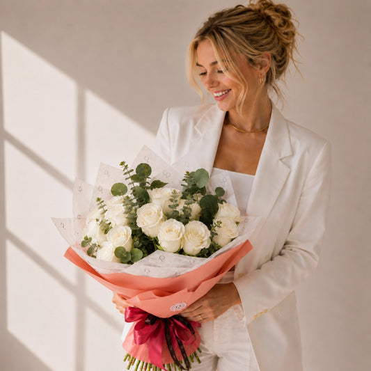 Mulher com Ramo Premium QROSES de rosas brancas