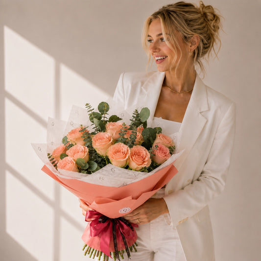 Mulher com Ramo Premium QROSES de rosas cor-de-pêssego
