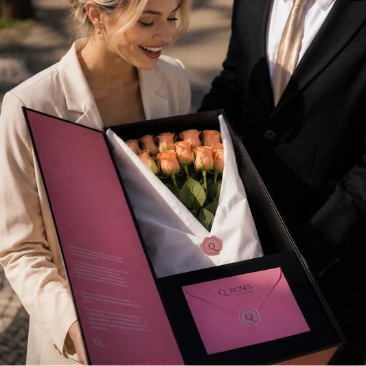 Casal com Caixa Signature QROSES de rosas cor-de-pêssego