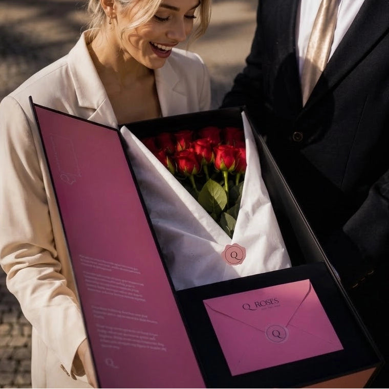 Casal com Caixa Signature QROSES de rosas vermelhas