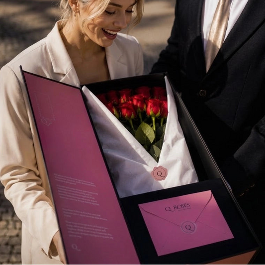Casal com Caixa Signature QROSES de rosas vermelhas