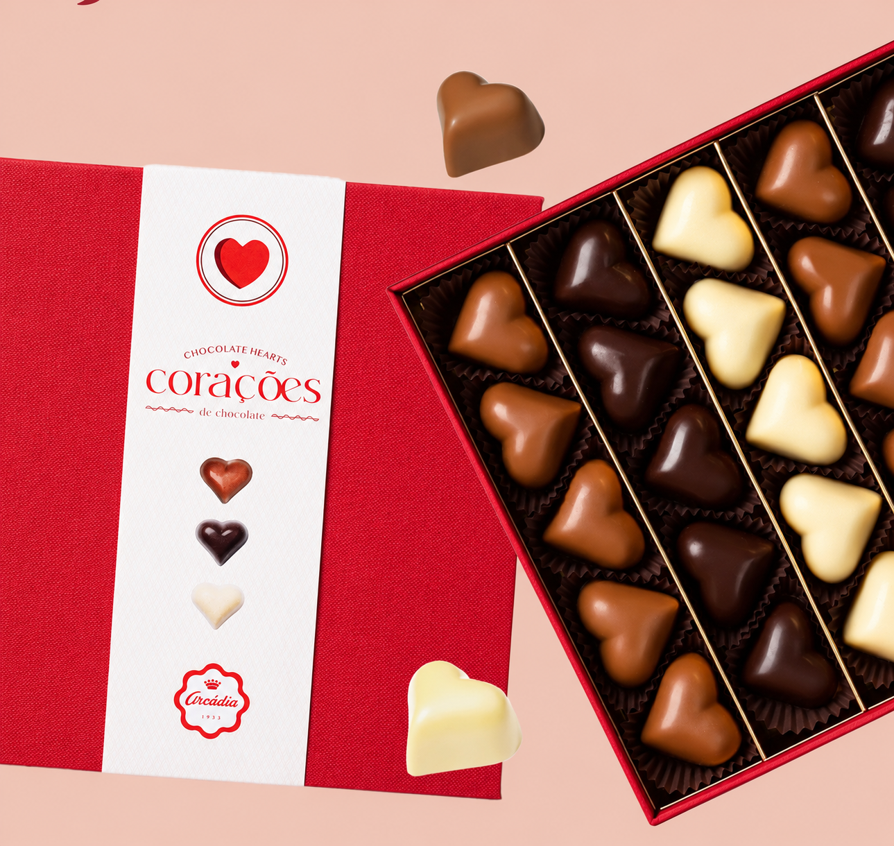 Corações Arcádia de chocolate negro, de leite e branco, numa caixa aberta de bombons.